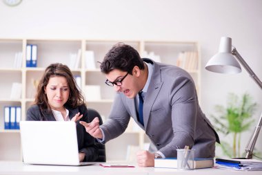 Kızgın patron kadın çalışan performansından memnun değil.