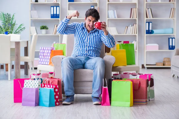 Jeune homme après des achats excessifs à la maison — Photo