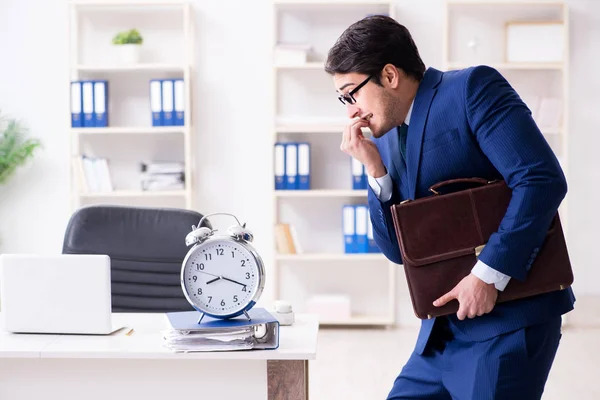 Empresário com pressa tentando cumprir prazo — Fotografia de Stock