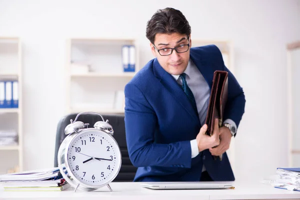 Empresario en apuro tratando de cumplir plazo — Foto de Stock