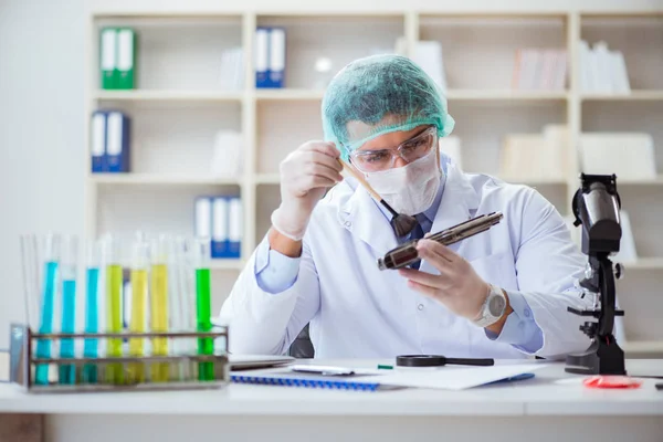 Forensik-Ermittler arbeitet im Labor an Beweisen für Verbrechen — Stockfoto