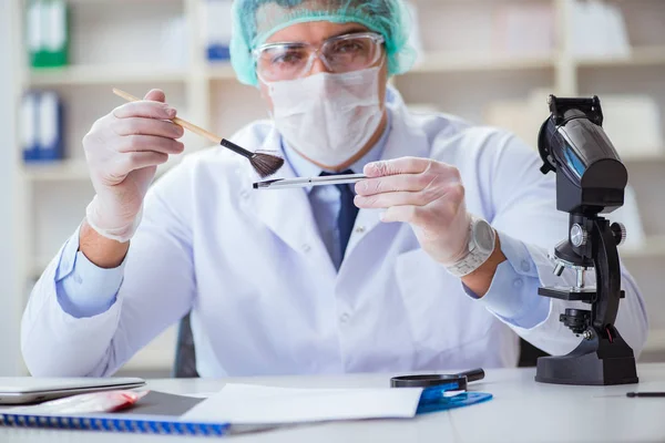 Forensisch onderzoeker werkt in het lab aan misdaad bewijs — Stockfoto