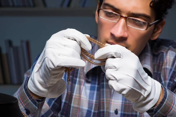 Junger Juwelier arbeitet nachts in seiner Werkstatt — Stockfoto