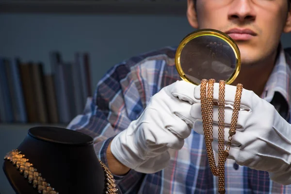 Junger Juwelier arbeitet nachts in seiner Werkstatt — Stockfoto