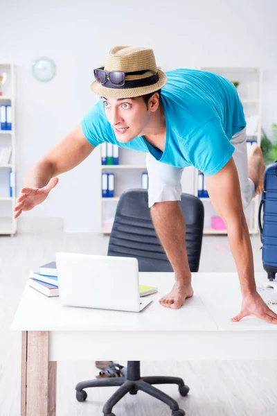 Geschäftsmann bereitet sich im Büro auf Urlaub vor — Stockfoto