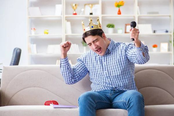 Hombre divertido cantando canciones en karaoke en casa — Foto de Stock