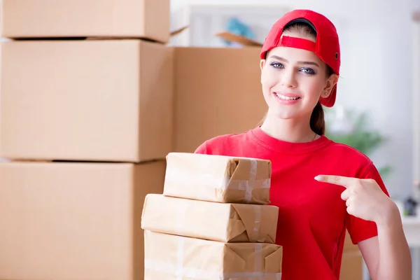 Mujer joven que trabaja en el centro de distribución de paquetes — Foto de Stock