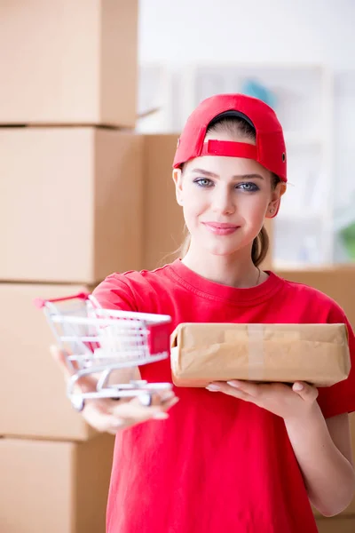 Junge Frau arbeitet im Paketverteilzentrum — Stockfoto