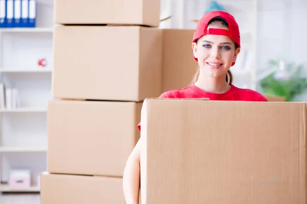 Jonge vrouw levert dozen met persoonlijke bezittingen — Stockfoto