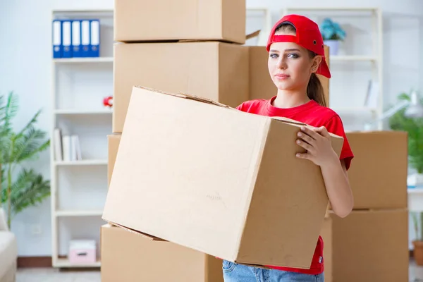 Mujer joven entregando cajas de efectos personales — Foto de Stock