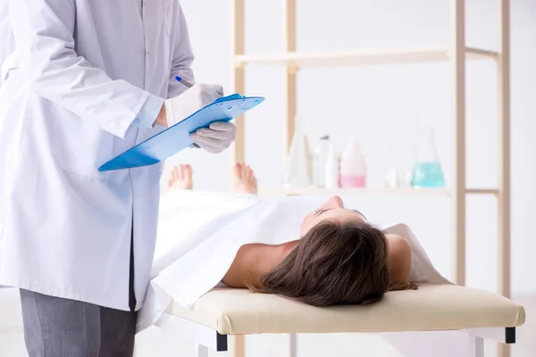 Forense de policía examinando cadáver en morgue — Foto de Stock