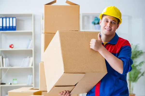 Jeune homme travaillant dans les services de déménagement avec des boîtes — Photo