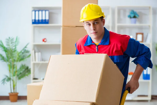 Junger Mann arbeitet im Umzugsservice mit Kisten — Stockfoto