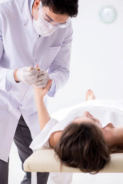 Un coroner de police examine un cadavre à la morgue — Photo