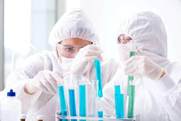 Två kemister som arbetar i labbet — Stockfoto