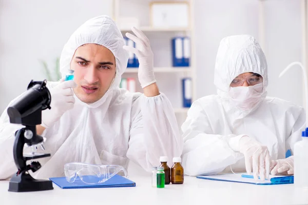 Deux chimistes travaillant au labo — Photo