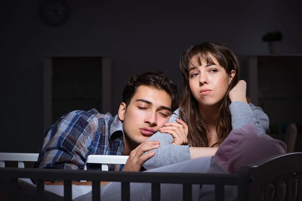 Padres jóvenes sin dormir con bebé recién nacido por la noche — Foto de Stock