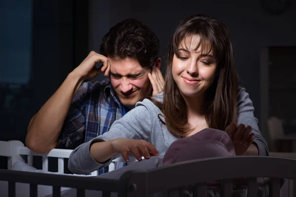 Padres jóvenes sin dormir con bebé recién nacido por la noche — Foto de Stock