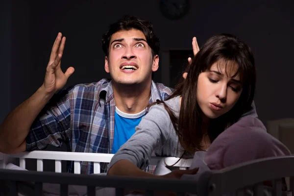 Jonge ouders slapeloos met pasgeboren baby 's nachts — Stockfoto