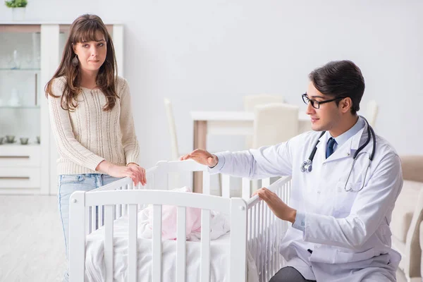 Läkare som förklarar för ung mor — Stockfoto