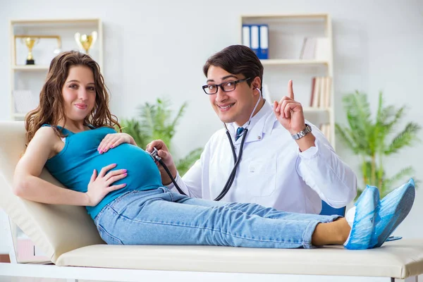 Doktor muayene hamile kadın hasta hastanede — Stok fotoğraf