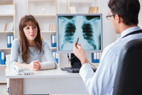 Fiatal nő látogató radiológus röntgen vizsgálat — Stock Fotó