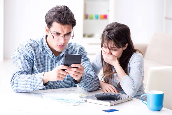 Νεαρό ζευγάρι που εξετάζει οικογενειακά οικονομικά έγγραφα — Φωτογραφία Αρχείου