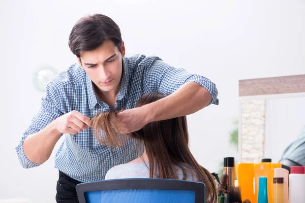 Hombre peluquero masculino haciendo corte de pelo para mujer —  Fotos de Stock