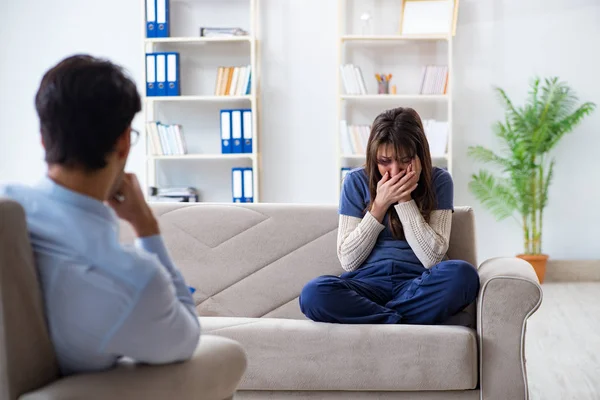 Psycholoog counseling vrouw geslagen door echtgenoot — Stockfoto