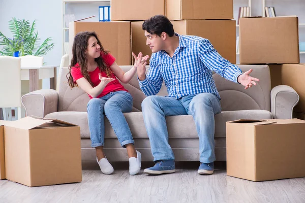 Jovem casal se mudando para casa nova com caixas — Fotografia de Stock