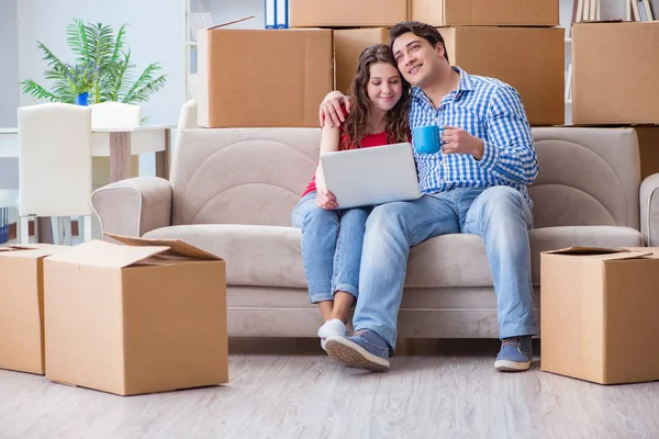 Junges Paar zieht mit Boxen in neues Haus ein — Stockfoto