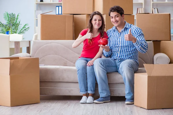 Junges Paar zieht mit Boxen in neues Haus ein — Stockfoto