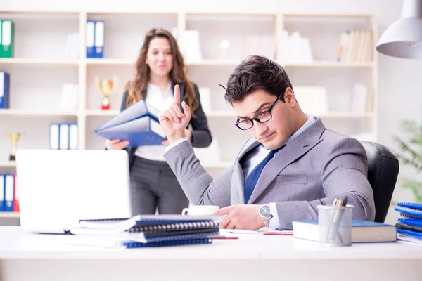 Chefe irritado infeliz com o desempenho do funcionário feminino — Fotografia de Stock