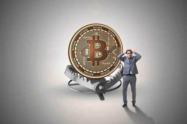 Empresário caindo na armadilha de criptomoeda bitcoin — Fotografia de Stock
