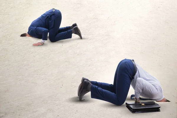 Affärsman gömmer huvudet i sanden flyr från problem — Stockfoto