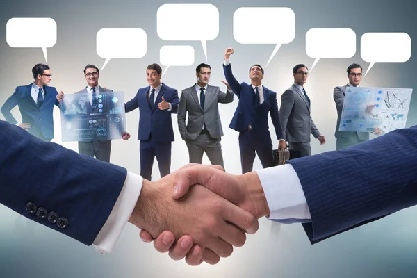 Samarbete och teamwork-koncept med handslag — Stockfoto