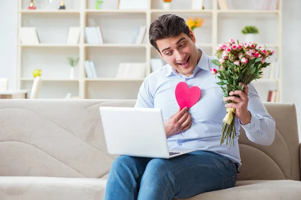 Mladý muž dělat nabídku k sňatku přes internet notebook — Stock fotografie