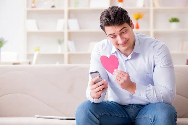 Młody człowiek rozmawia ze swoją ukochaną przez telefon komórkowy — Zdjęcie stockowe
