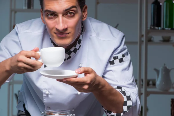 Coffee barista pracuje dlouho do noci v obchodě a připravuje nápoje — Stock fotografie