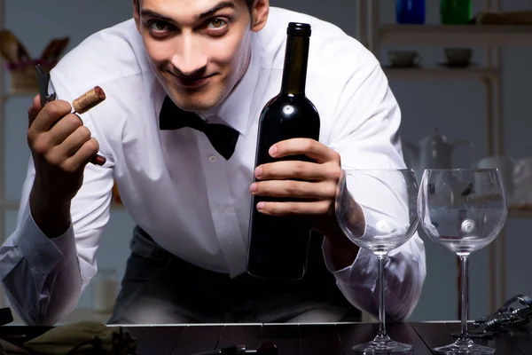 Vinho de degustação sommelier profissional em restaurante — Fotografia de Stock