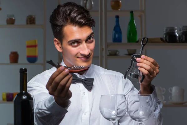 Profesionální sommelier ochutnávka vína v restauraci — Stock fotografie