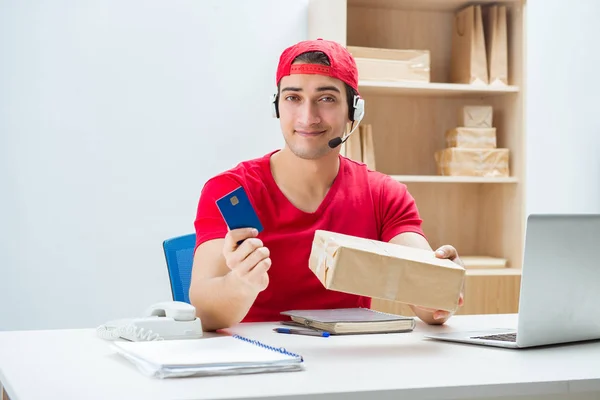 Callcenter arbetare vid paketdistributionscentral i postkontor — Stockfoto