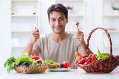 Sağlıklı beslenme ve beslenme konsepti olan genç bir adam