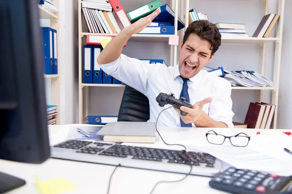 Empregado jogando jogos de computador no escritório — Fotografia de Stock