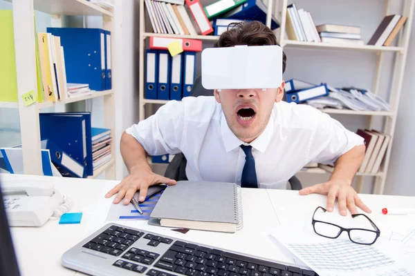 Dipendente guardando film su vr occhiali realtà virtuale — Foto Stock