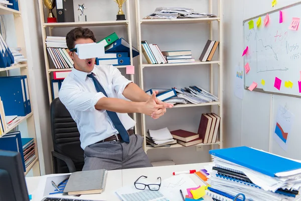 Empleado viendo película en gafas de realidad virtual vr —  Fotos de Stock