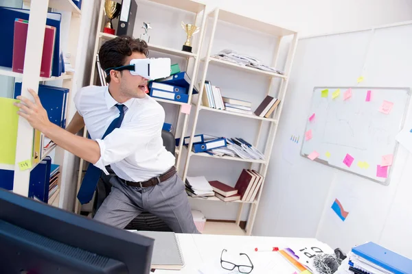 Employee watching movie on vr virtual reality glasses — Stock Photo, Image