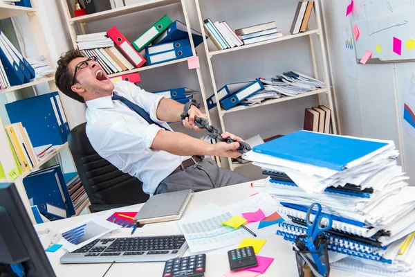 Empregado ligado e acorrentado à sua mesa com corrente — Fotografia de Stock