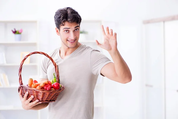 Jeune homme dans une alimentation saine et concept de régime — Photo