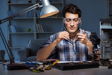 Steteskopla kontrol eden adamla bilgisayar onarım kavramı